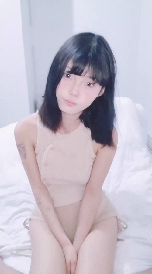 极品短发19呆萌少女！透视吊带白丝袜！细腰美乳好身材，超嫩妹妹，跳蛋玩弄小穴，极度诱惑